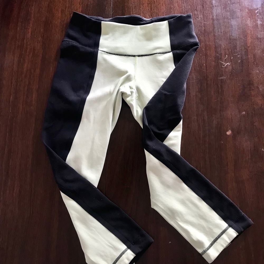 LULULEMON Wunder Under Sz 6 Crop Leggings